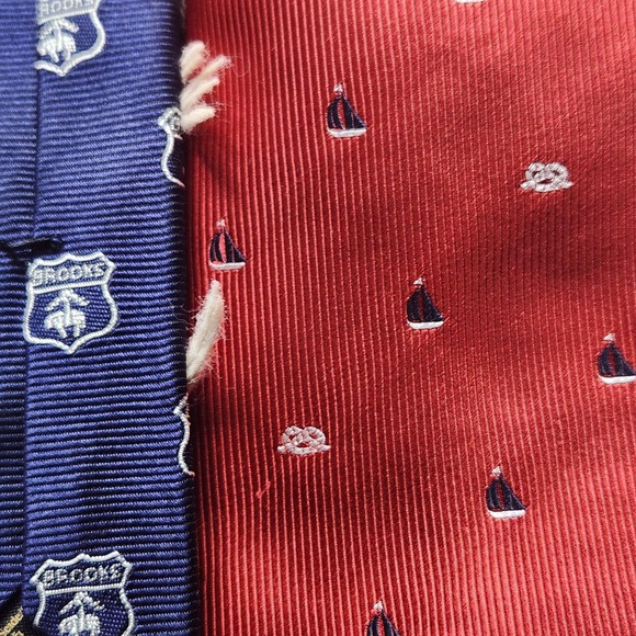 Brooks Brothers Red Tie With Blue Sail Boats 100% Silk Men's Necktie 57" - Picture 5 of 7
